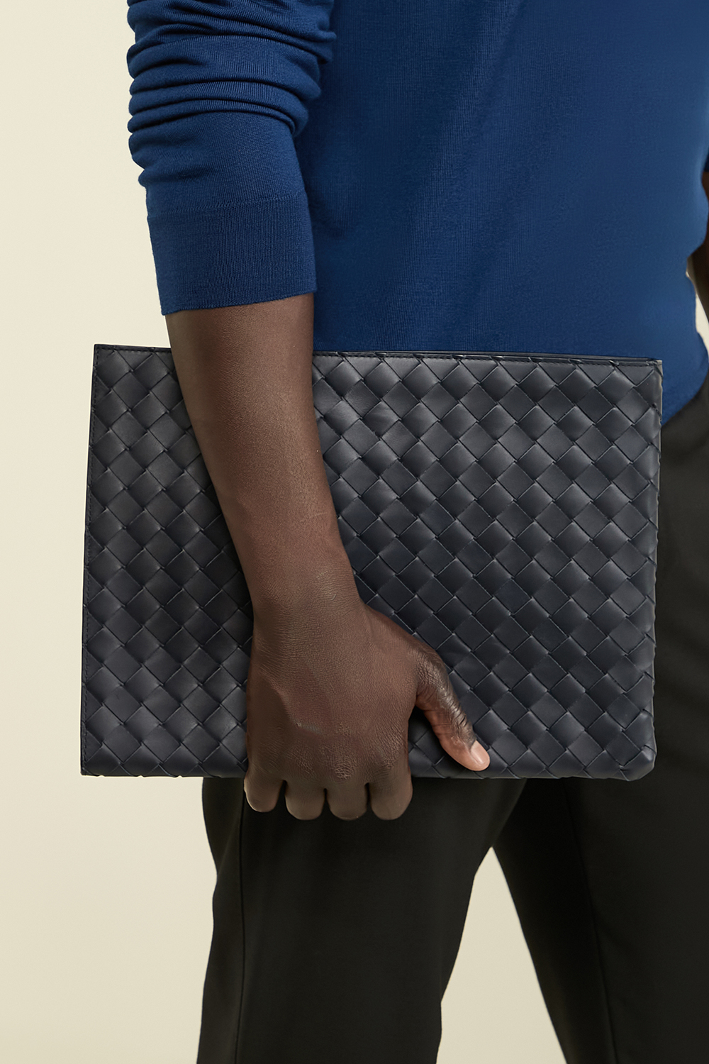 תמונת כל הלוק של תיק קלאץ' BOTTEGA VENETA